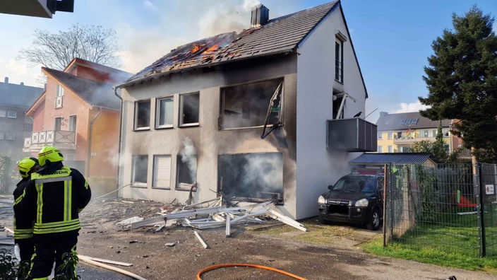 Hausbrand: Feuerwehr ist vor Ort 