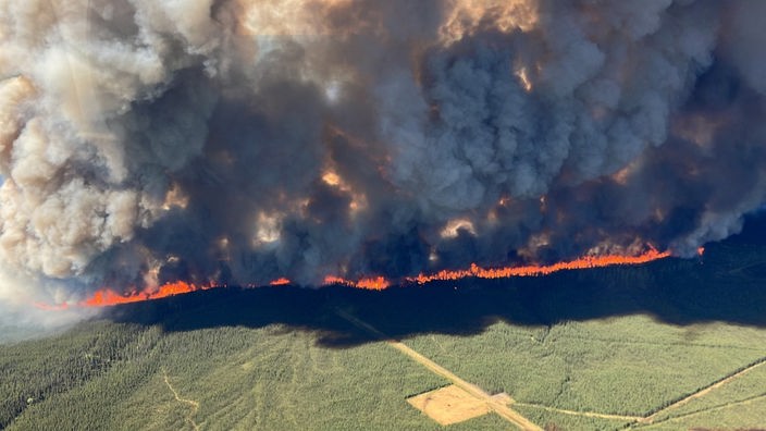 Luftaufnahme zeigt Waldbrände in der nordöstlichen Region von British Columbia