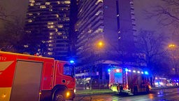 Kölner Feuerwehr beim Brand am Uni-Center im Einsatz