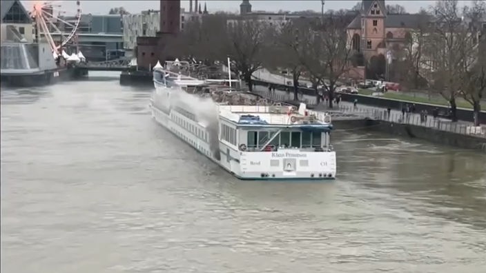 Rauch steigt aus der Rhein Prinzessin