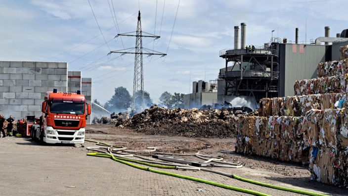 Löscharbeiten beim Brand in Zülpich, es ist ein Feuerwehrauto und Einsatzkräfte zu sehen.