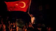 Mann schwenkt die türkische Flagge