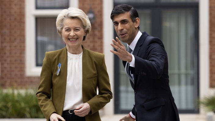 Premierminister Rishi Sunak begrüßt EU-Präsidentin Ursula von der Leyen in London.