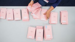 Wahlhelfer sortieren im September 2017 in Köln Wahlbriefe mit den abgegebenen Stimmen.