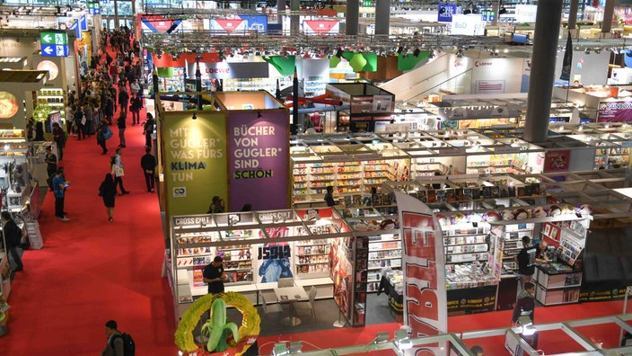 Blick über eine Ausstellungshalle der Frankfurter Buchmesse im Jahr 2019