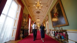 Mitarbeiter des Royal Collection Trust gehen durch den Hauptkorridor im Ostflügel des Buckingham Palace in London, der in diesem Sommer zum ersten Mal für Besucher geöffnet wird