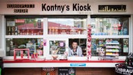 Kioskbesitzer Andreas Kontny posiert am 15.08.2016 in Kontny's Kiosk in Mülheim an der Ruhr