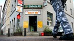 Ein Kunde betritt den Kiosk "Hartz IV Ecke" in Duisburg.