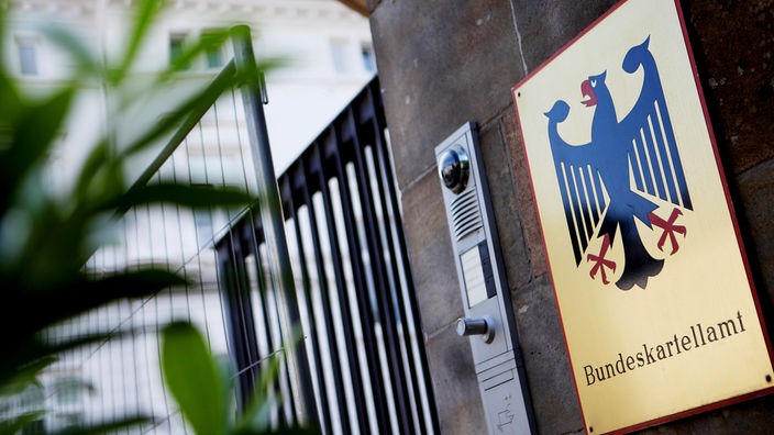 Das Schild des Bundeskartellamtes in Bonn.