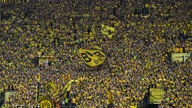 Fans von Dortmund vor dem Spiel auf der Südtribüne.
