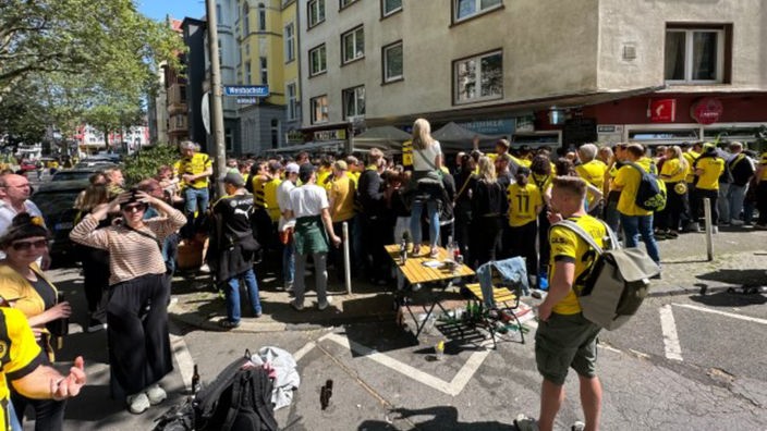 BVB Fans im Trikot auf der Straße