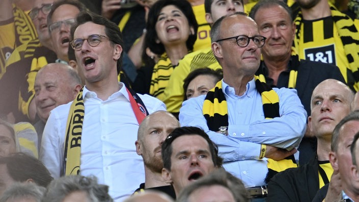 Hendrik Wüst und Friedrich Merz beim Bundesligaspiel Borussia Dortmund gegen 1. FSV Mainz 05