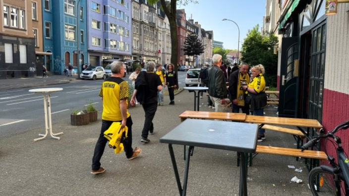 Niedergeschlagene BVB-Fans gehen schweigend nach Hause