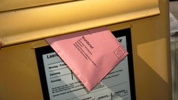 Briefwahl: Ein Wahlbrief wird abgeschickt