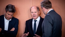 Bundeskanzler Olaf Scholz (M, SPD), spricht mit Christian Lindner (r, FDP), Bundesminister der Finanzen, und Robert Habeck (Bündnis 90/Die Grünen), Bundesminister für Wirtschaft und Klimaschutz
