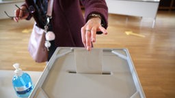 Bundestagswahl: Wahlurne im Wahllokal