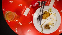 Ein nicht aufgegessenes Schnitzel und ein Bier stehen bei der SPD Wahlparty in der Landesgeschäftsstelle der nordrhein-westfälischen SPD in Düsseldorf nach der Bekanntgabe der ersten Hochrechnungen auf dem Tisch