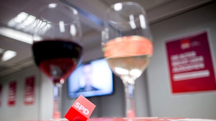 Ein Glas mit Weißwein und eines mit Rotwein stehen bei der SPD-Wahlparty in der Landesgeschäftsstelle der nordrhein-westfälischen SPD in Düsseldorf vor der Bekanntgabe der ersten Hochrechnungen auf dem Tisch