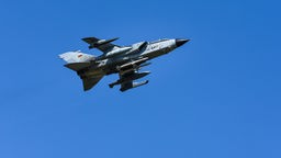 Ein Tornado-Kampfflugzeug der Bundeswehr auf einem Flugplatz