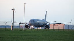 erlin: Ein Airbus der Luftwaffe landet mit aus dem Sudan evakuierten Bundesbürgern auf dem Flughafen BER.