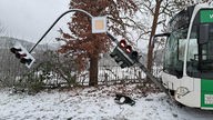 Ein durch Schneefall verunglückter Bus in Herdecke hat eine Ampel gerammt