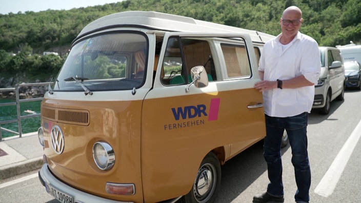 Christian Dassel neben seinem Bus