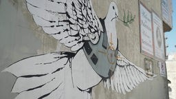 Ein Graffiti auf dem Grenzübergang in Palästina