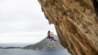 Die Österreicherin Klara Steinwerder klettert am Berg