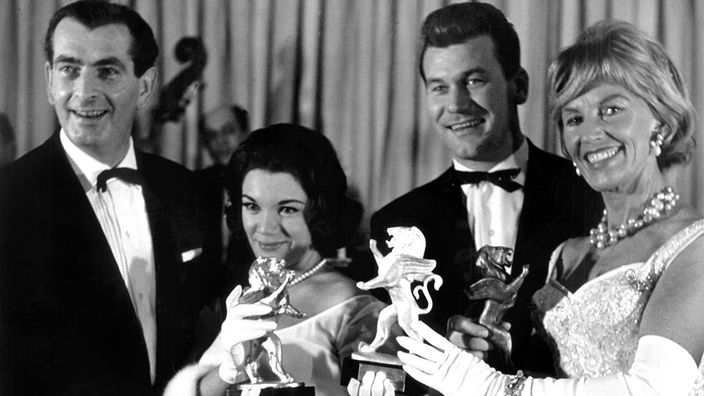 Moderator Camillo Felgen 1961 mit Preisträgern des "Goldenen Löwen"