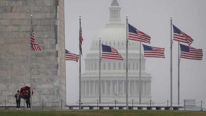 Washington: US-Fahnen vor dem Kapitol am "Super Tuesday"