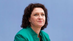 Dr. Carola Reimann bei einer Pressekonferenz