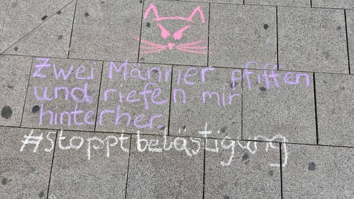 Catcalling-Aktionstag: Zwei Männer pfiffen und riefen mir hinterher - #stoppbelästigung" steht mit Kreide geschrieben auf dem Boden