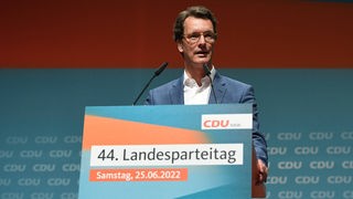 Hendrik Wüst spricht beim beim 44. Landesparteitag der CDU in Bonn.