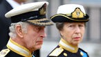 König Charles III. und Prinzessin Anne bei der Beisetzung von Queen Elizabeth II.