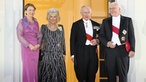 Charles III und Camilla im Schloss Bellevue in Berlin. Neben ihnen stehen Elke Büdenbender und Frank-Walter Steinmeier.