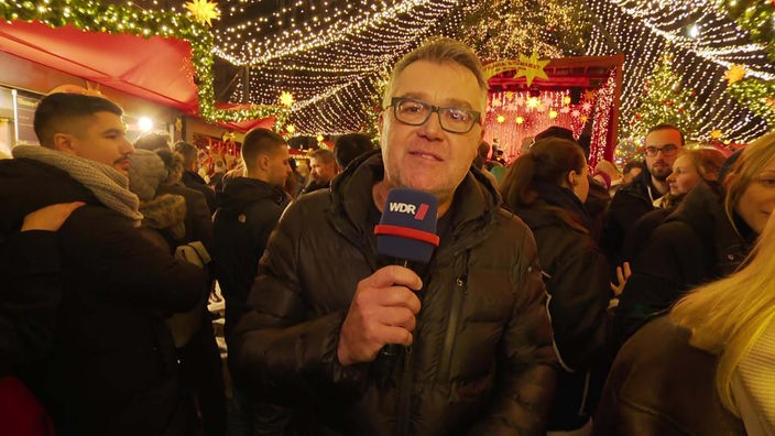 Reporter Christian David vom Weihnachtsmarkt am Kölner Dom
