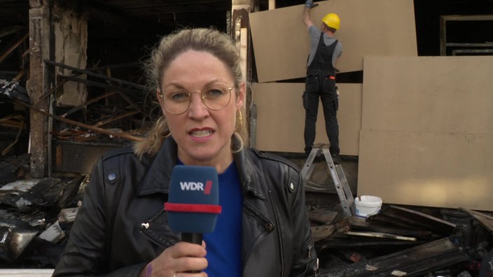 Reporterin Christina von Below berichtet über die Hausexplosion in Düsseldorf 