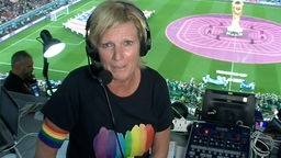 Claudia Neumann kommentiert die WM in Katar im Regenbogen-Shirt