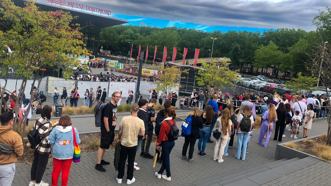 Besucher der Comic Con vor den Westfalen Hallen in Dortmund