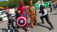 Kostümierte Besuchende der Comic Con in Dortmund