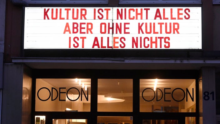Über dem Eingang vom Odeon-Kino in Köln steht "Kultur ist nicht alles aber ohne Kultur ist alles nichts"