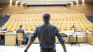 Thomas Ihn, Professor und Physiker, hält eine Online-Vorlesung in einem Hörsaal an der ETH Zürich.