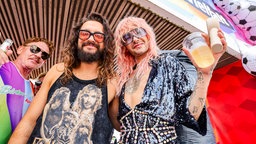  Die Brüder Tom Kaulitz (l) und Bill Kaulitz feiern auf einem Wagen beim CSD in Köln.