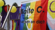 Teilnehmende des CSD in Dortmund trauern um Malte, das Opfer des transphoben Mordes in Münster