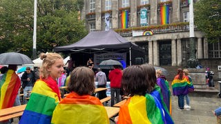 Teilnehmerinnen des CSD in Wuppertal mit Regenbogenflaggen