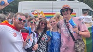 Teilnehmer beim CSD in Köln mit Wasserpistolen