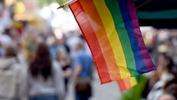 Eine Regenbogenflagge weht zum Start des CSD-Wochenendes in Köln