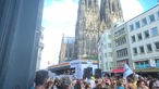 Die CSD-Parade in Köln löst sich in der Komödienstraße am Dom auf