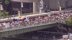 Ein in Regenbogenfarben geschmückter Wagen fährt als Teil der CSD-Parade über die Deutzer Brücke.