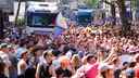 Menschen jubeln und feiern gemeinsam und friedlich die vorbeifahrenden Gruppen bei der Cologne Pride im Rahmen des CSD in Köln